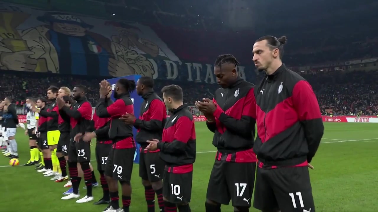 拽不拽！伊布德比赛前站姿霸气侧漏（伊布在德甲踢过球吗）