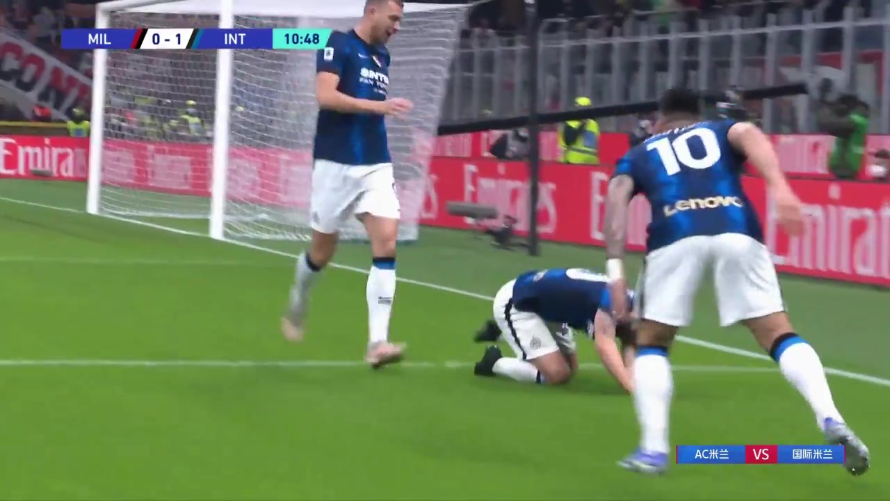 恰尔汗奥卢进球后想滑跪庆祝 被哲科推倒滑跪失败（恰尔汗奥卢为什么转会国米）