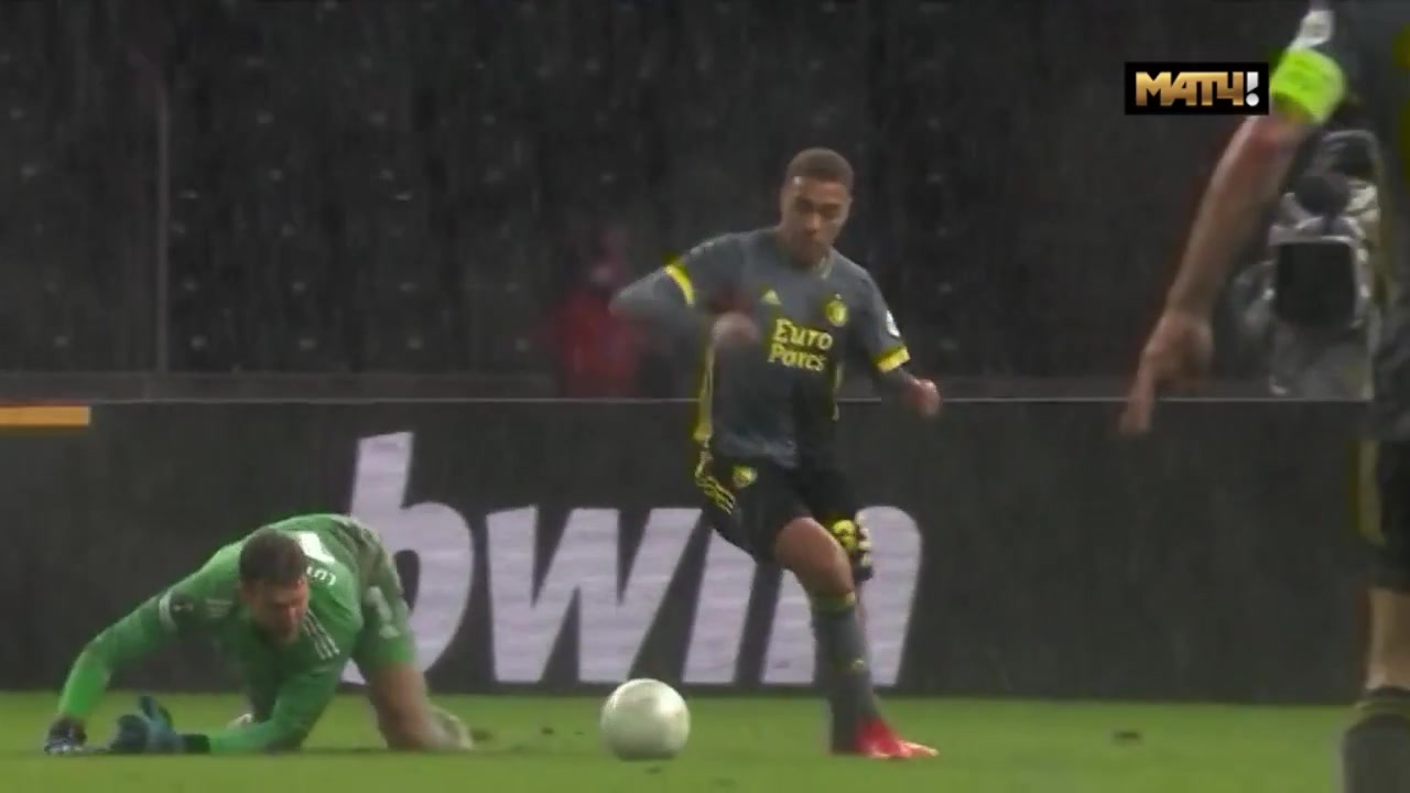 超级巨大失误！柏林联门将突然滑倒送空门大礼（柏林联合门将）