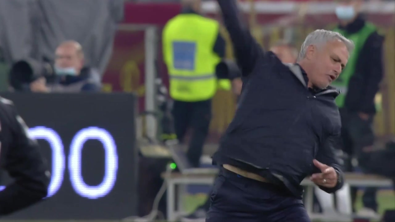 米兰禁区疑似手球裁判未吹 穆里尼奥挥拳非常不满（米兰禁赛）