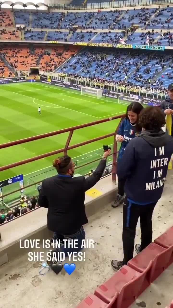 国米球迷在比赛现场向女友求婚成功（国米 球迷）