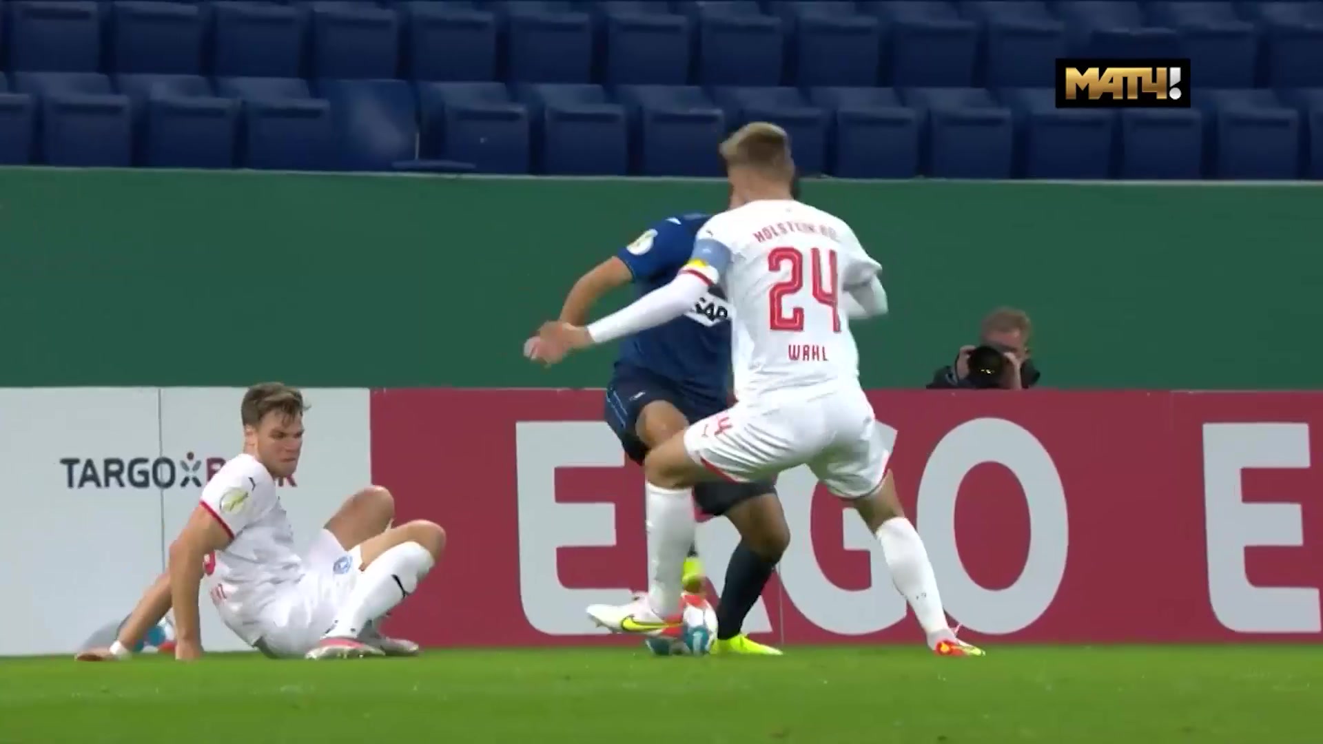 传统美德！双方互相“谦让”，后卫抢射自家球门