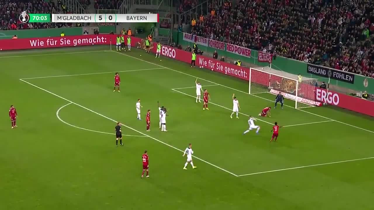 哈哈！穆勒屁股挡出队友的射门（穆勒踹人）