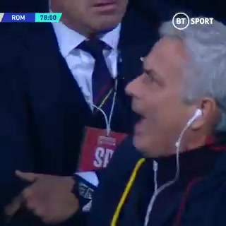 佩莱格里尼进球，解说：穆帅似乎和球迷激烈交流