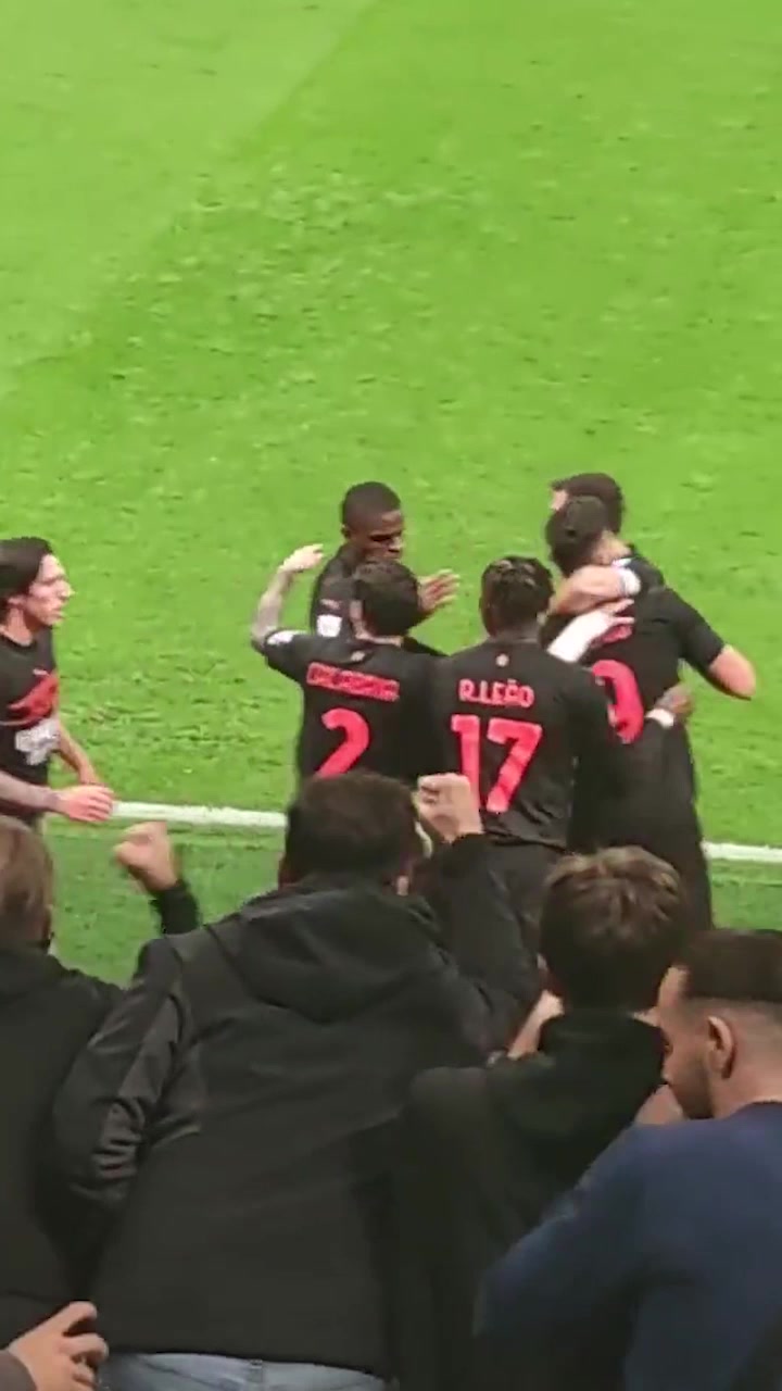 这位置真爽！圣西罗球迷实拍吉鲁进球（圣吉罗斯足球俱乐部）