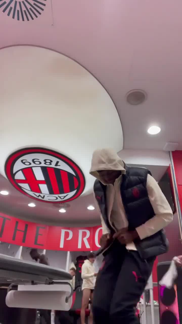 莱奥更衣室热舞，托纳利惨遭直播一览无余