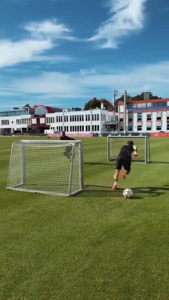 有意思！拜仁门神花样训练比拼（拜仁的门神）