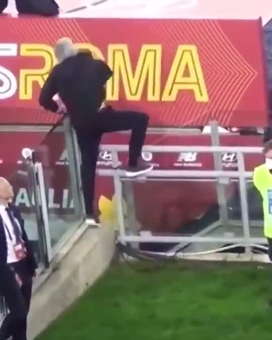 被红牌罚下后，穆帅爬上场边栏杆试图继续指挥球队（穆帅罕见被人抢镜）