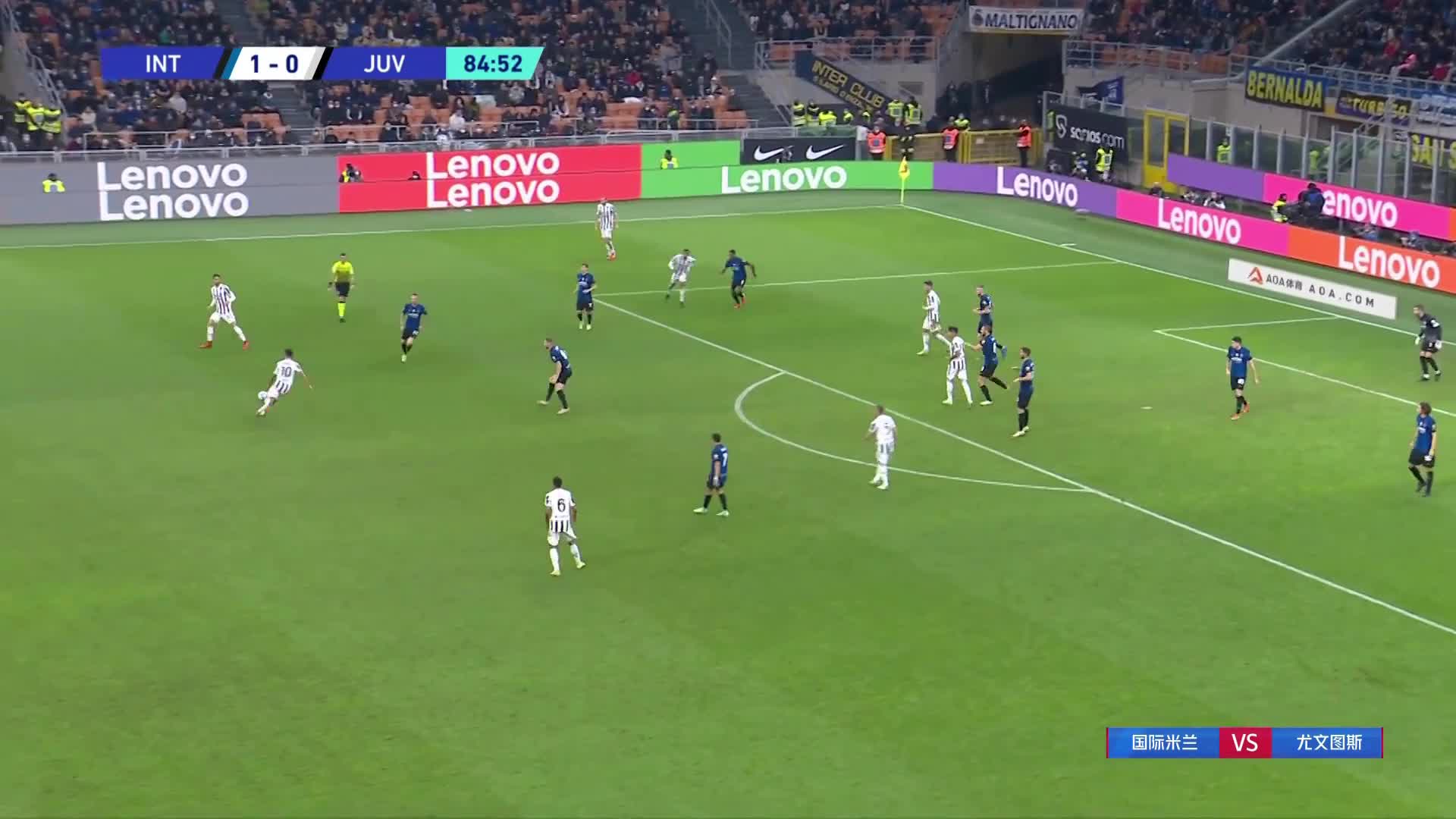 邓弗里斯踢倒桑德罗，主裁回看VAR后判点，迪巴拉扳平比分（邓弗里斯踢什么位置）