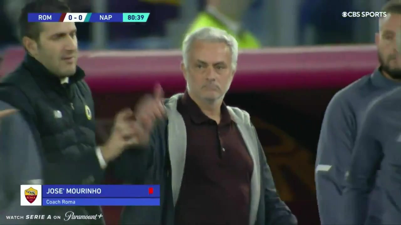 穆里尼奥两黄变一红被罚下 离场朝主裁竖大拇指（穆里尼奥被黄牌）