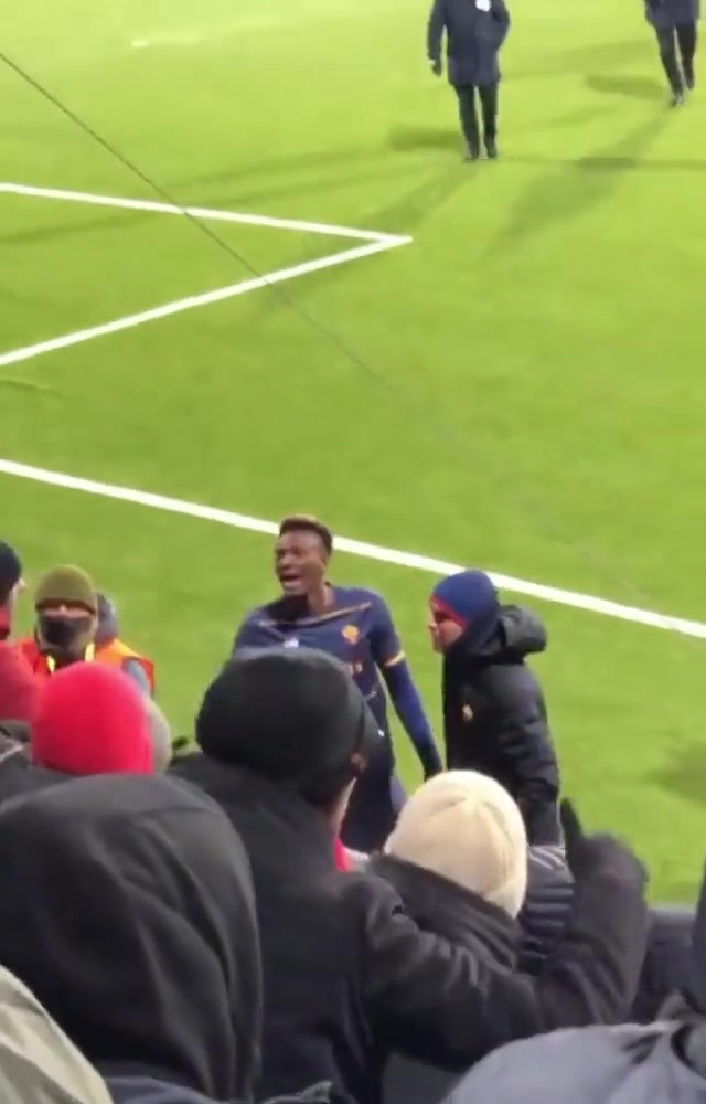 怒了，不买账！罗马球员赛后向球迷道歉（罗马 球员）