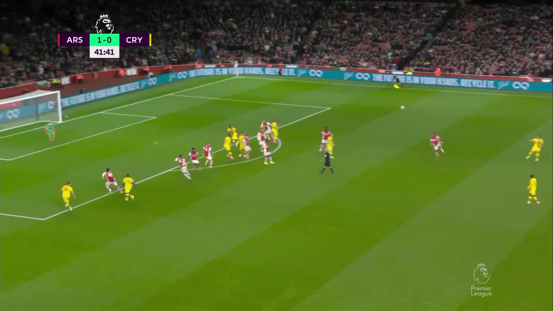 只给黄牌？麦克阿瑟抡腿踢倒萨卡，双方爆发冲突（麦克阿瑟碾压）