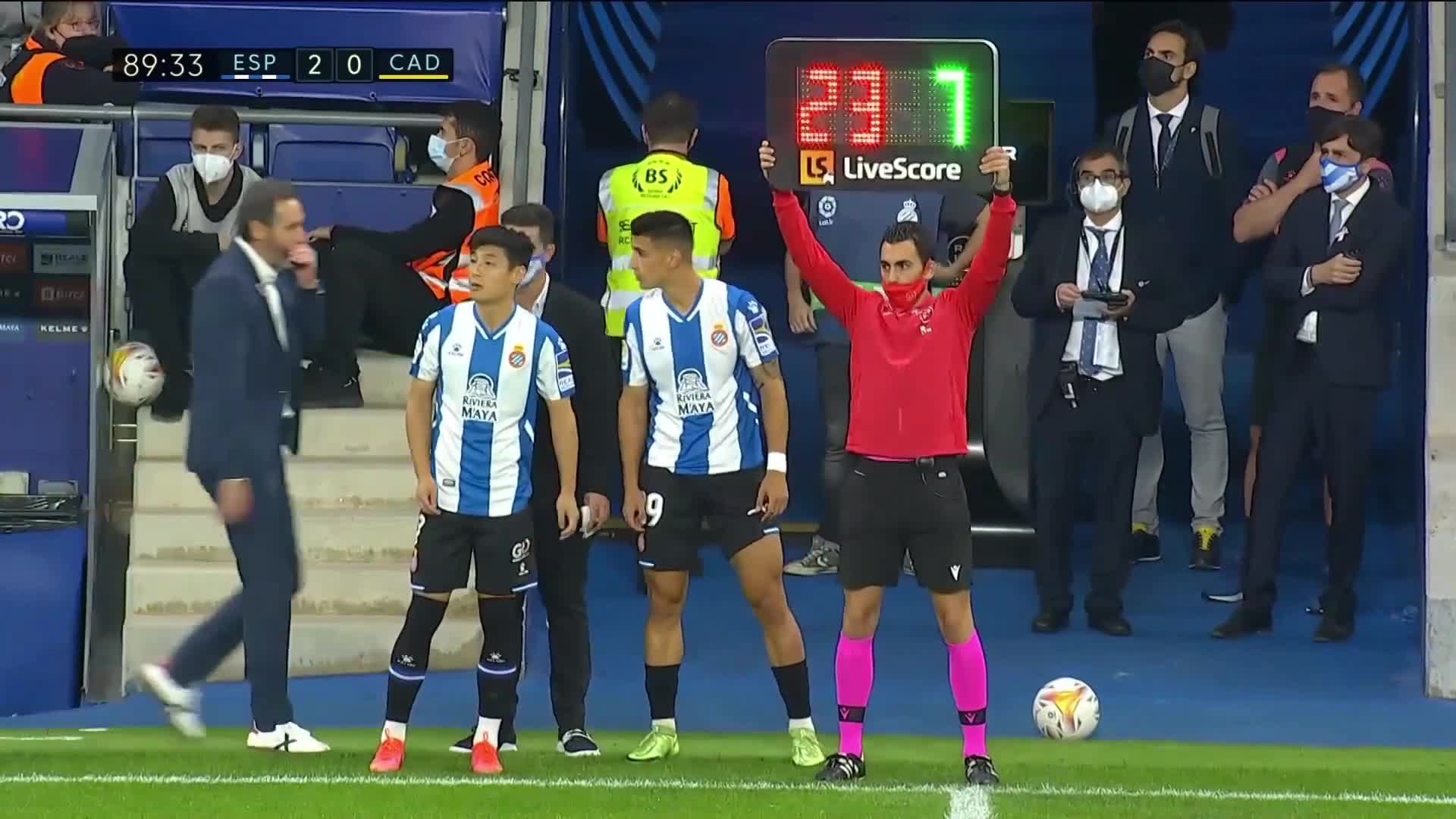 换下队友恩巴尔巴 武磊第89分钟替补登场（恩巴尔巴给武磊传球）