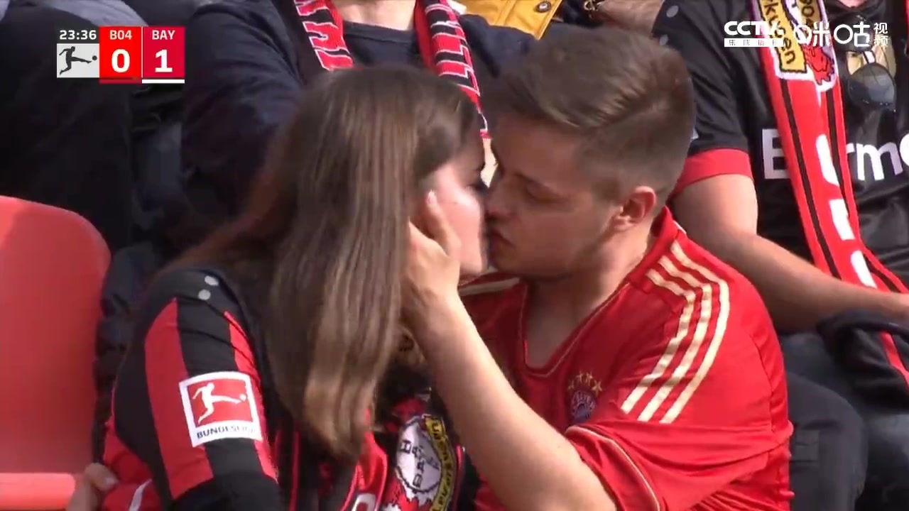 莱万进球！拜仁男球迷亲吻安慰药厂女球迷（拜仁莱万受伤）