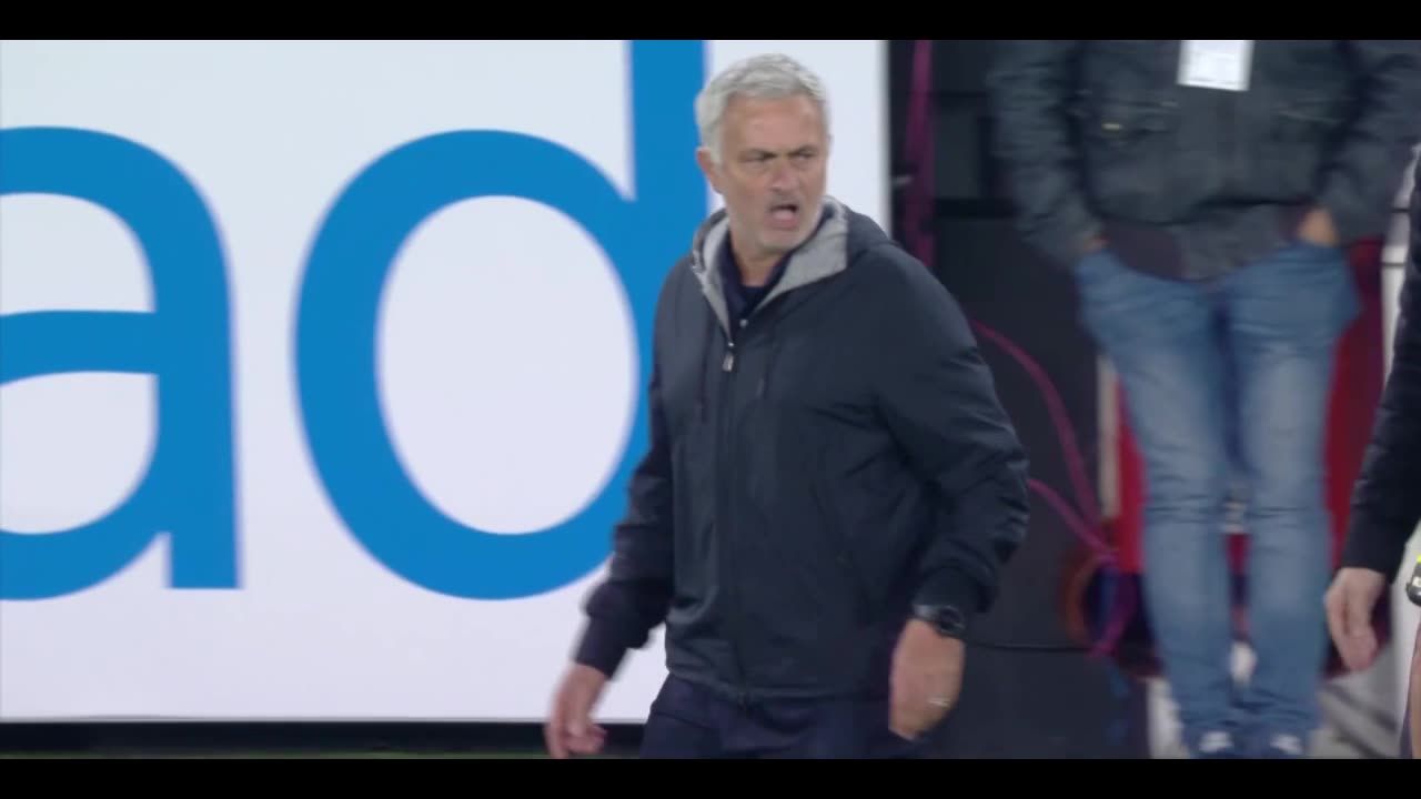 穆里尼奥抱怨3分钟补时太短 被主裁判警告（穆里尼奥冲进场内断球）