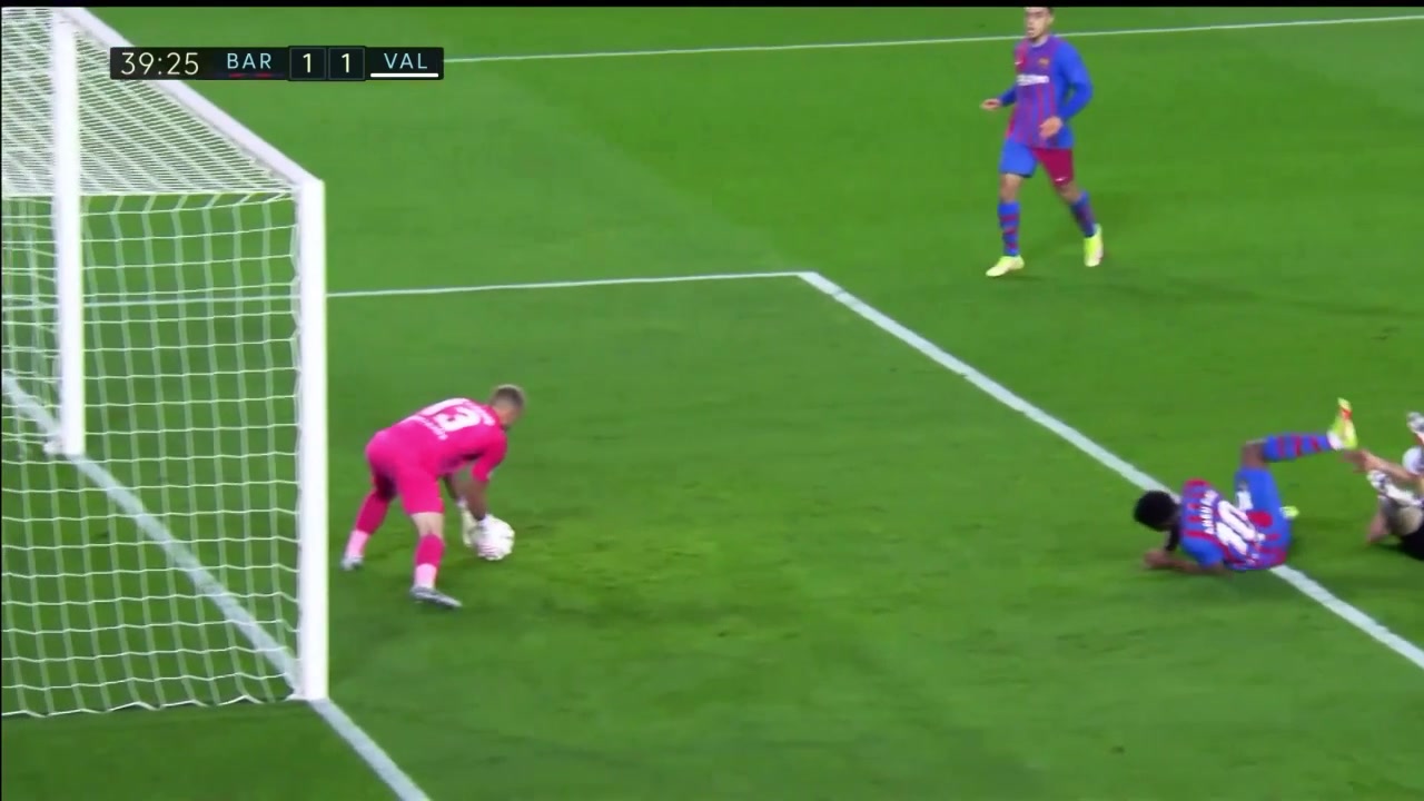 法蒂禁区射门遭侵犯获点 德佩主罚命中反超（法蒂 佩德里）