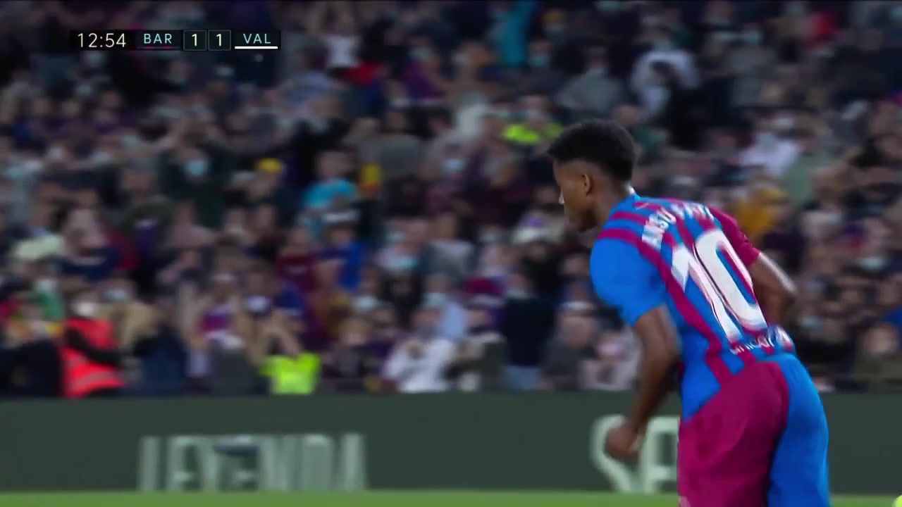 巴萨10号传承！法蒂外围怒射直入球门死角（巴萨10号球衣法蒂）