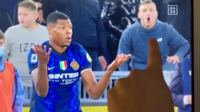 怒斥！拉齐奥球迷向邓弗里斯学猴子叫（拉齐奥队长）