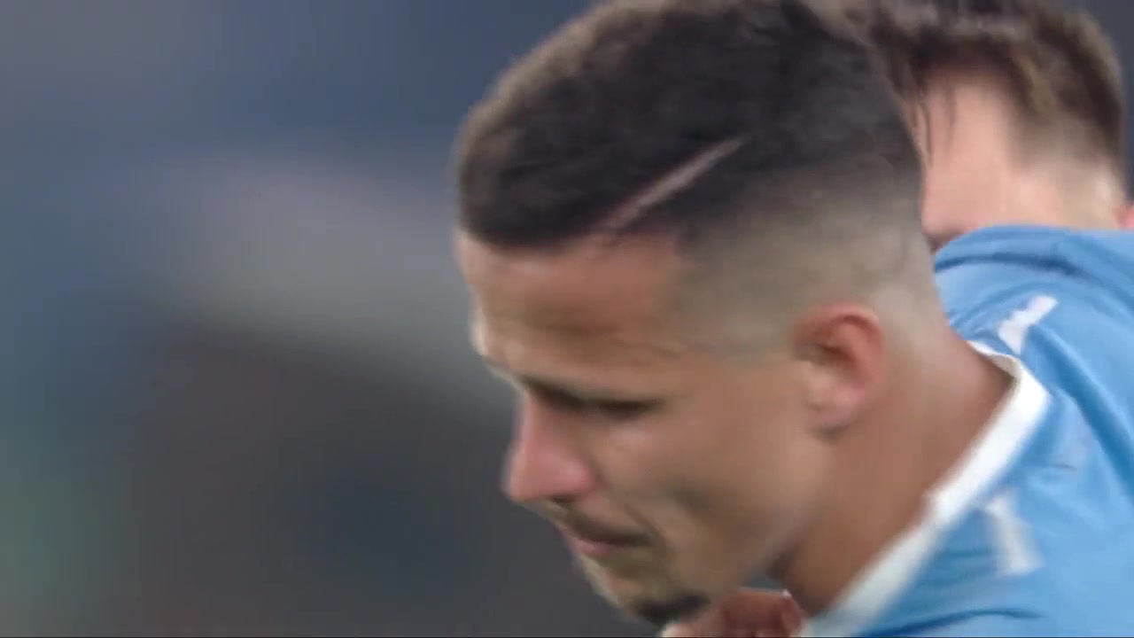 前队友跳到科雷亚身上庆祝遭打 被出示红牌后落下男儿泪（科雷亚集锦）