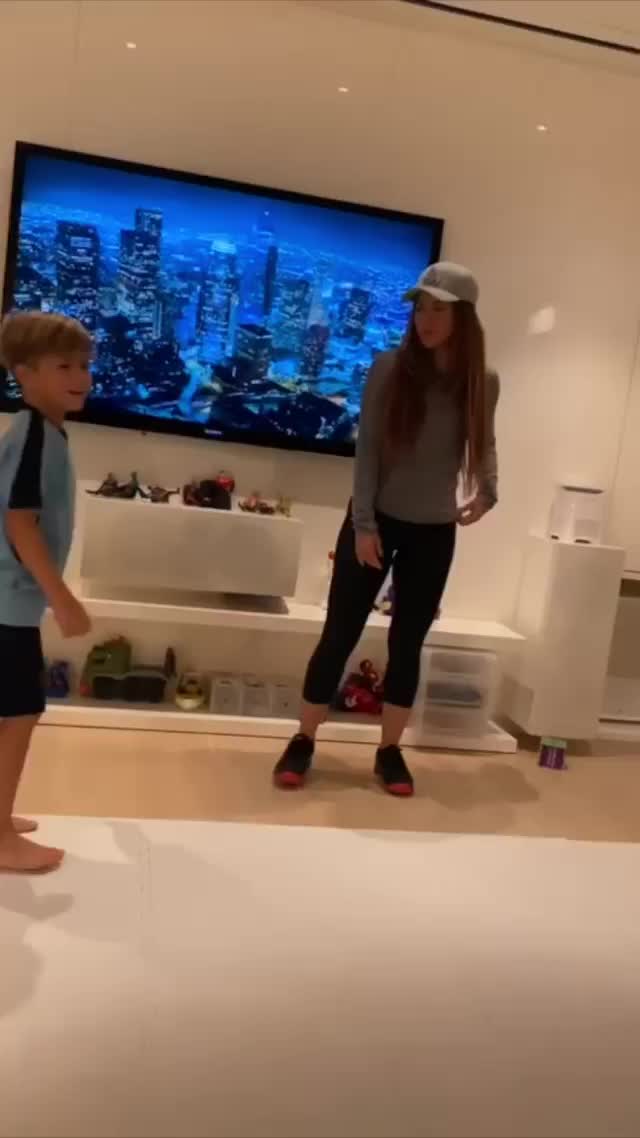 夏奇拉在家和孩子们玩气球世界杯（夏奇拉专访）