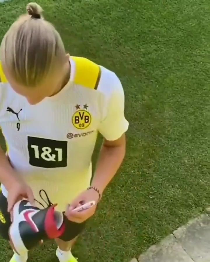 哈兰德调侃女球迷：鞋子很漂亮，我没有（哈兰德的球鞋）