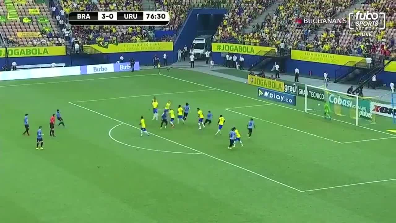 乌拉圭扳回一球！苏亚雷斯任意球直接破门（乌拉圭球星苏亚雷斯简历）