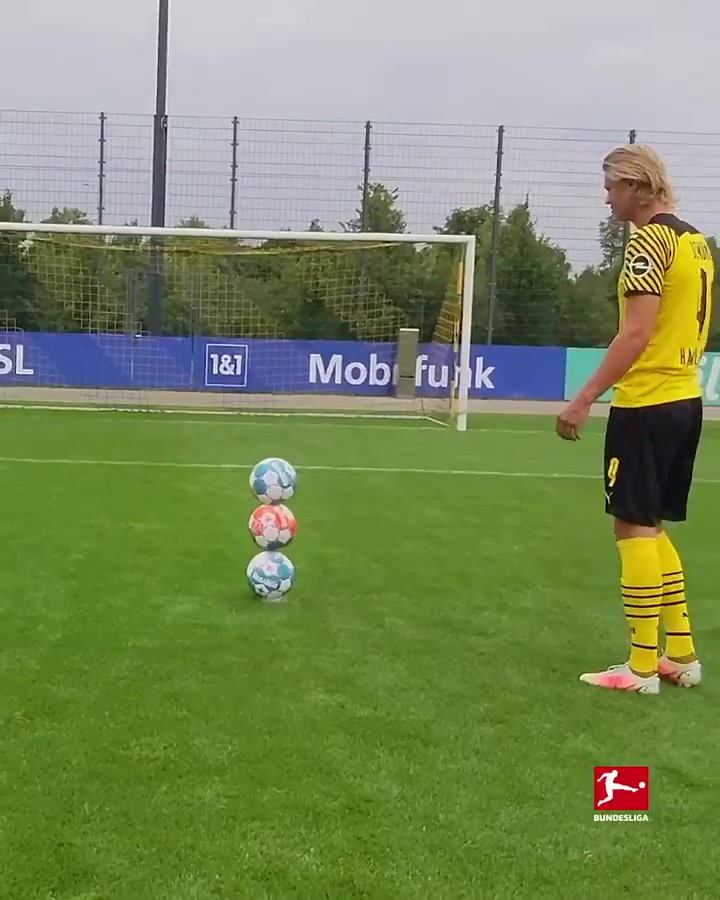 怎么做到的？哈兰德三球相叠高难度射门挑战（哈兰德射门集锦）