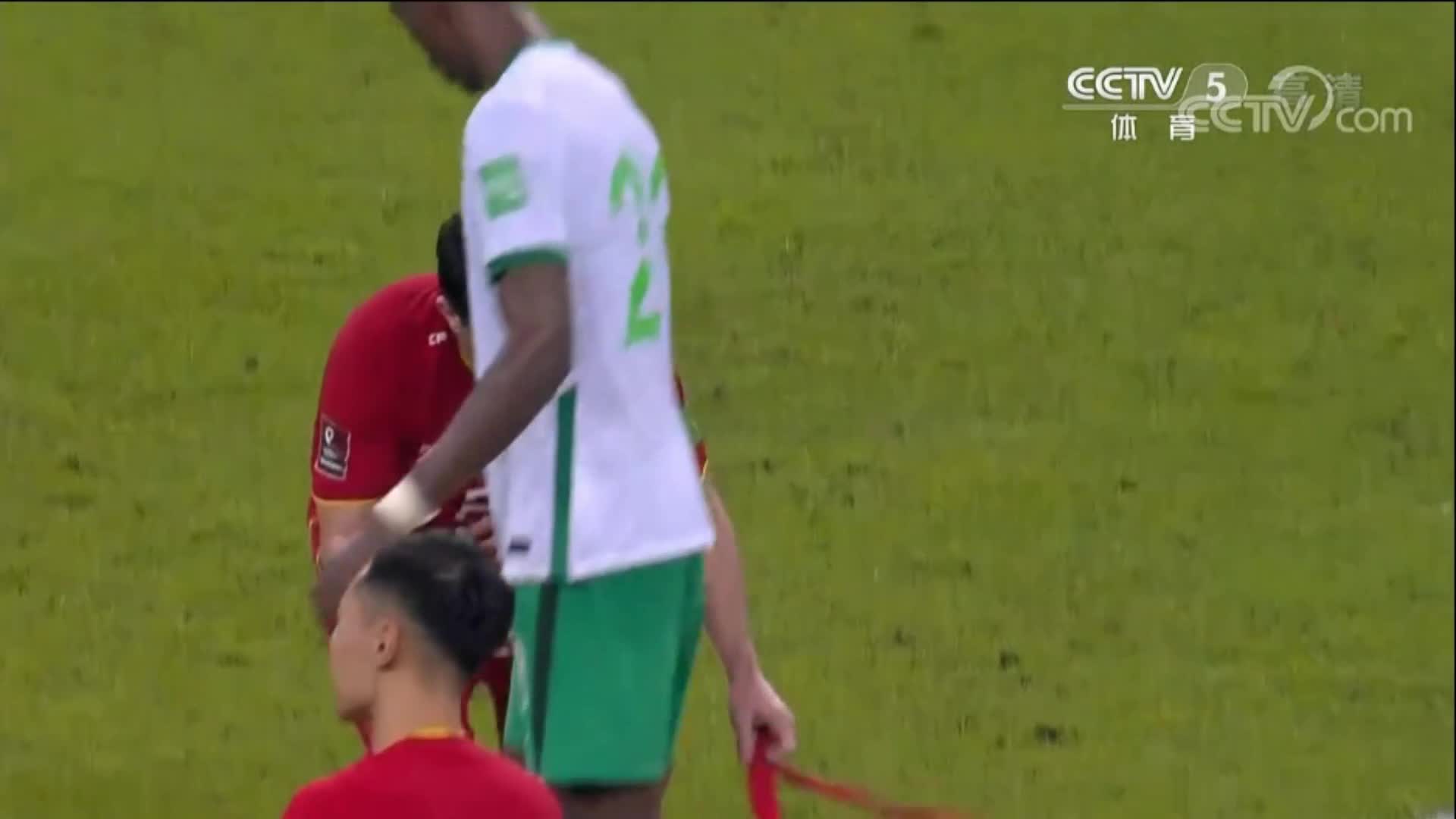 不服+难受！洛国富赛后摔绷带（洛国富赛后道歉视频）