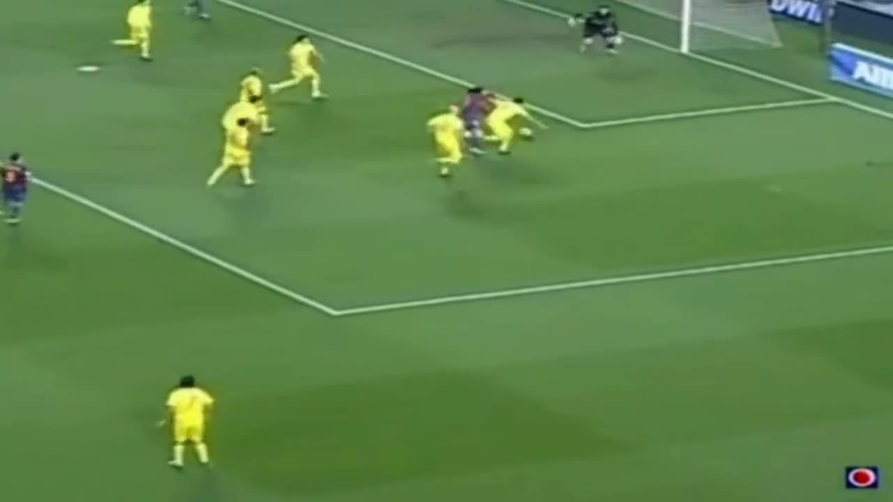 看到19岁的梅西这次过人 决定以后就是他的球迷（梅西19岁时候的过人视频）