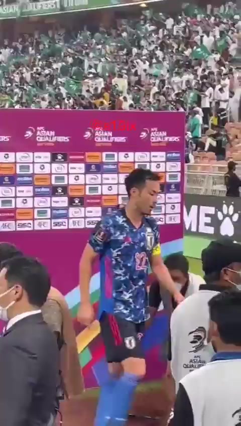 他急了！吉田麻也赛后采访被沙特球迷嘲讽挑衅（吉田麻也 采访）