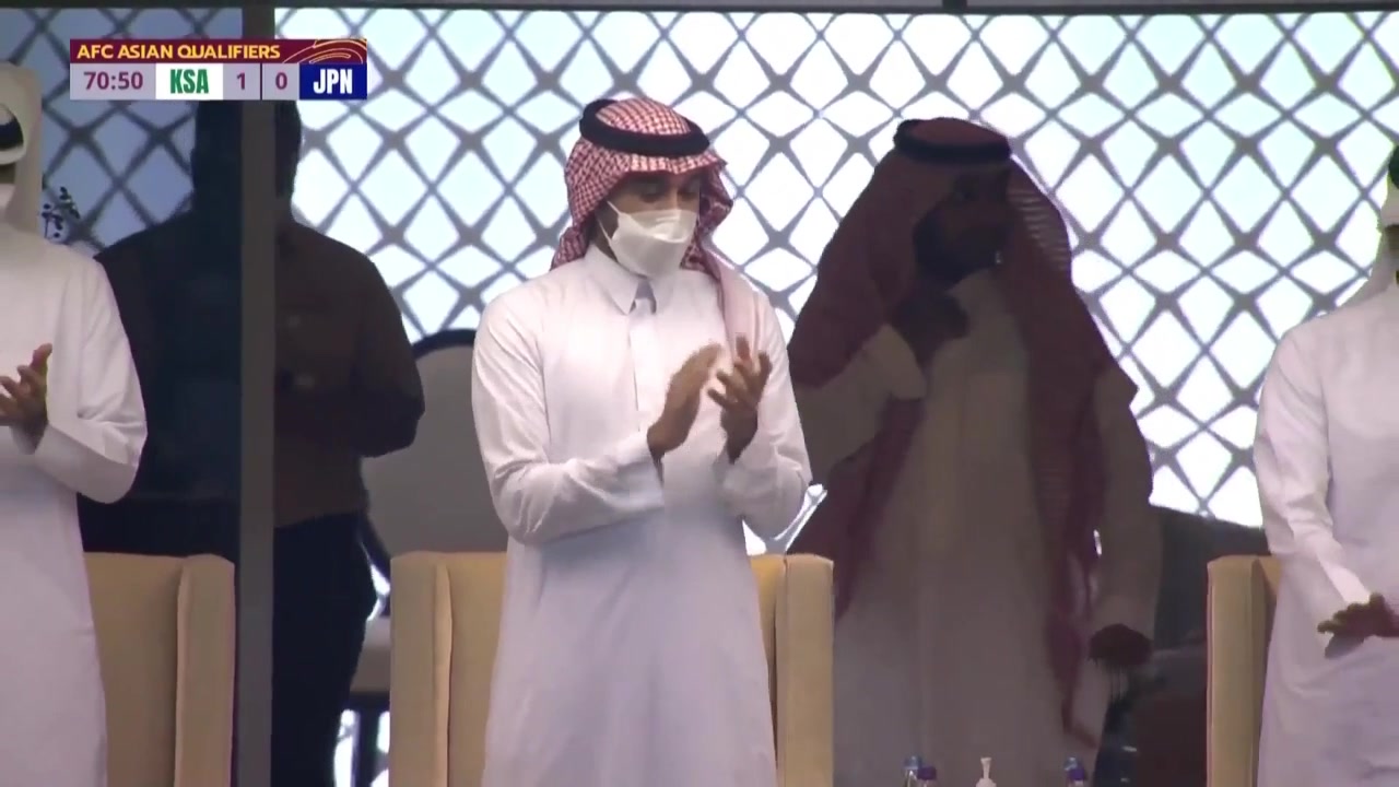 离谱！柴崎岳回传乌龙助攻 阿尔比拉坎单刀攻破日本（柴崎岳攻破巴萨球门）