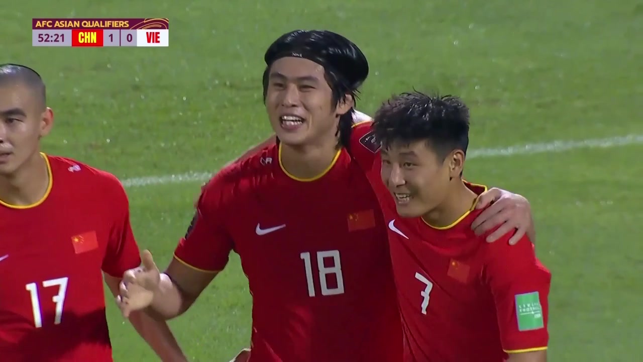 【进球】武磊单刀奔袭射门不进 张玉宁补射破门建功（武磊和张玉宁）