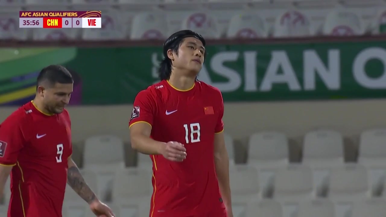 张玉宁禁区凌空扫射破门 可惜越位在先进球无效（张玉宁 集锦）