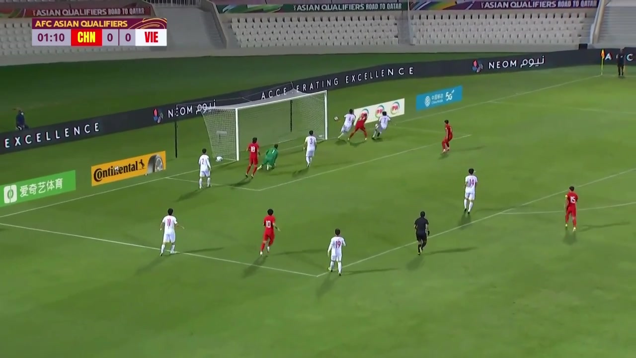 刘彬彬左路横传门前 张玉宁脚后跟射门被扑出（张彬彬刘宇宁）