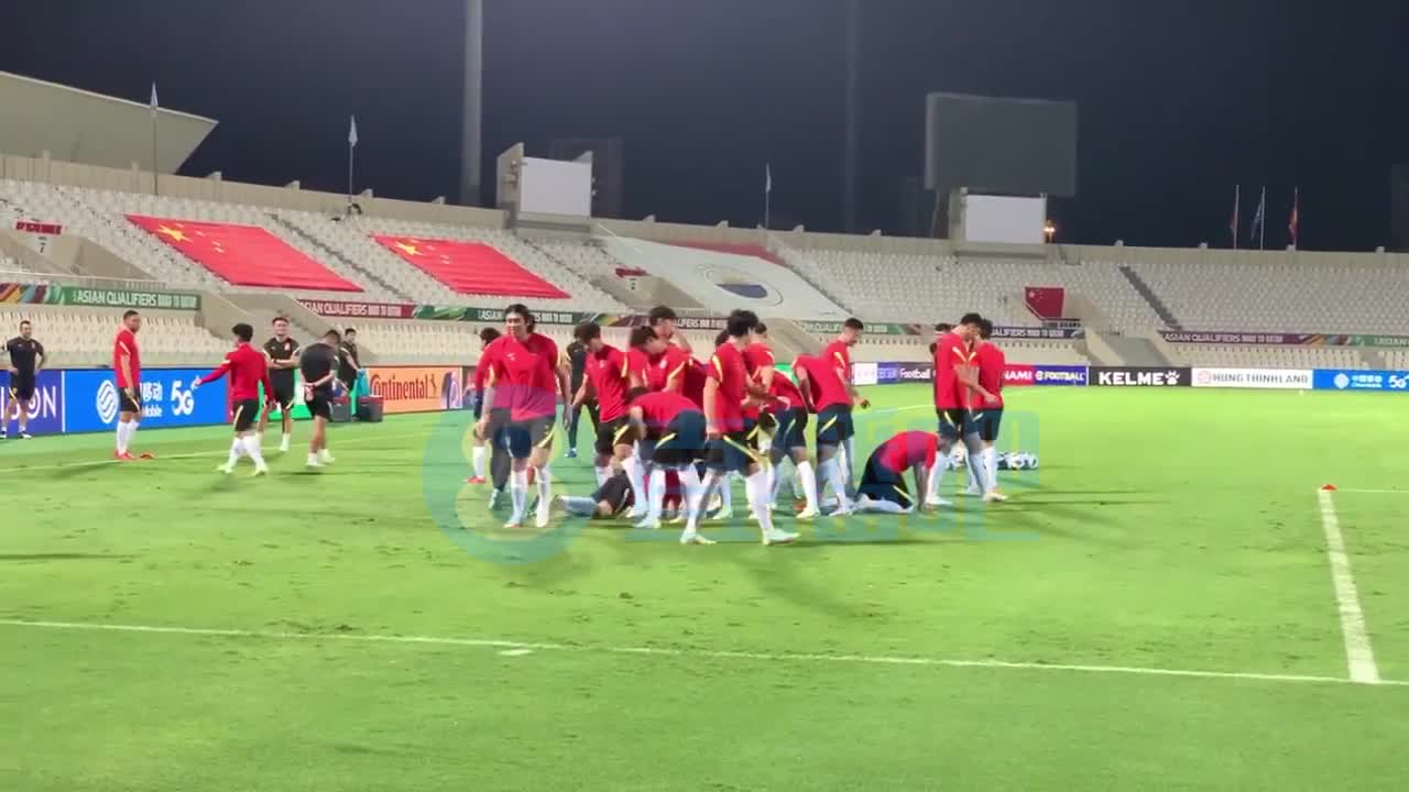 气氛欢乐！钻裆惩罚抢圈失败的国足球员（国足训练钻裆）