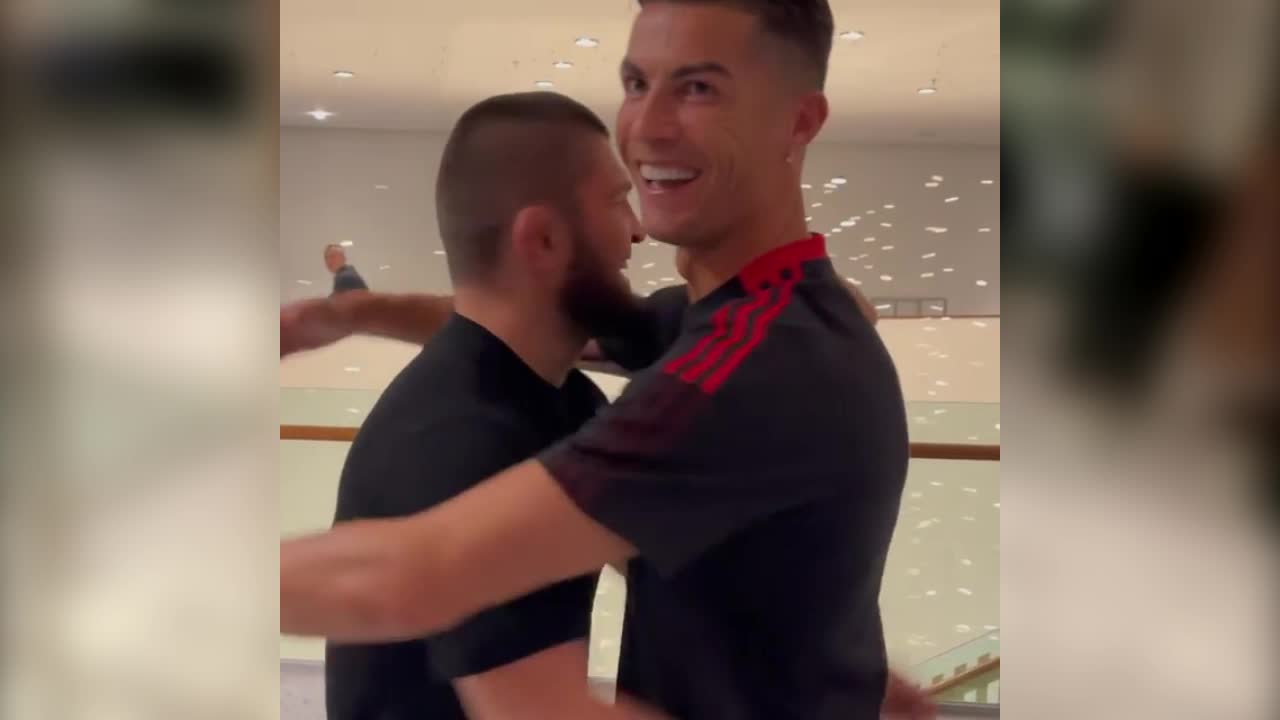 忍不住大笑！C罗和小鹰哈比布对视（c罗和小鹰什么关系）