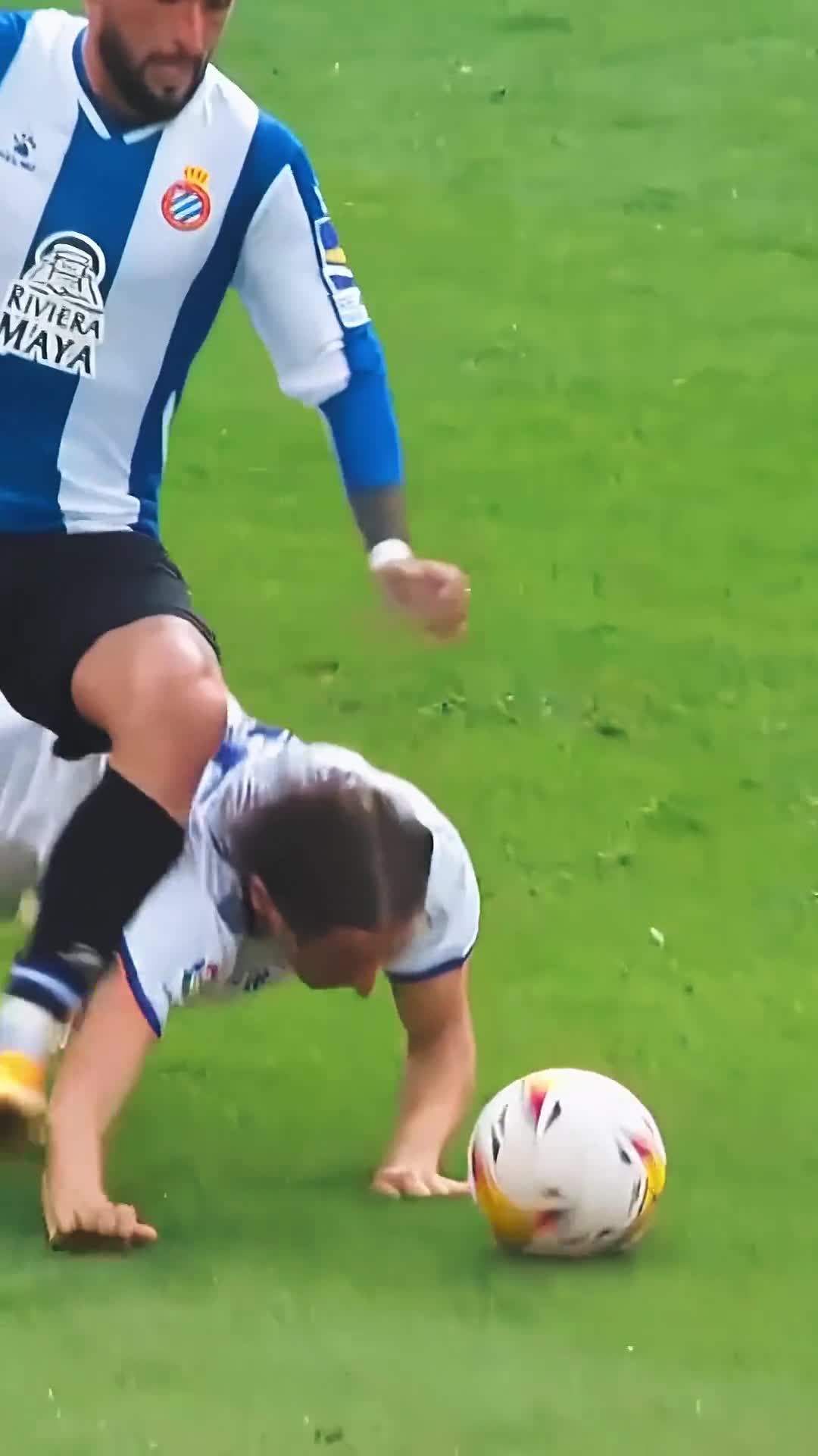 对阵西班牙人 36岁魔笛倒地后用头拼抢皮球（西班牙魔笛是谁）