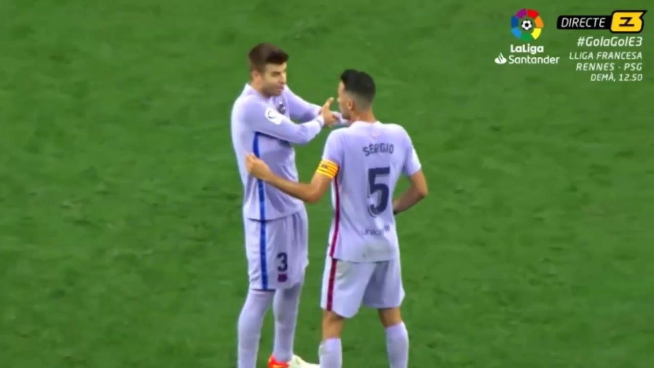 谁的锅？巴萨丢球皮克、布斯克茨两大队长激烈交流（巴萨官方:将申诉布斯克茨的黄牌）