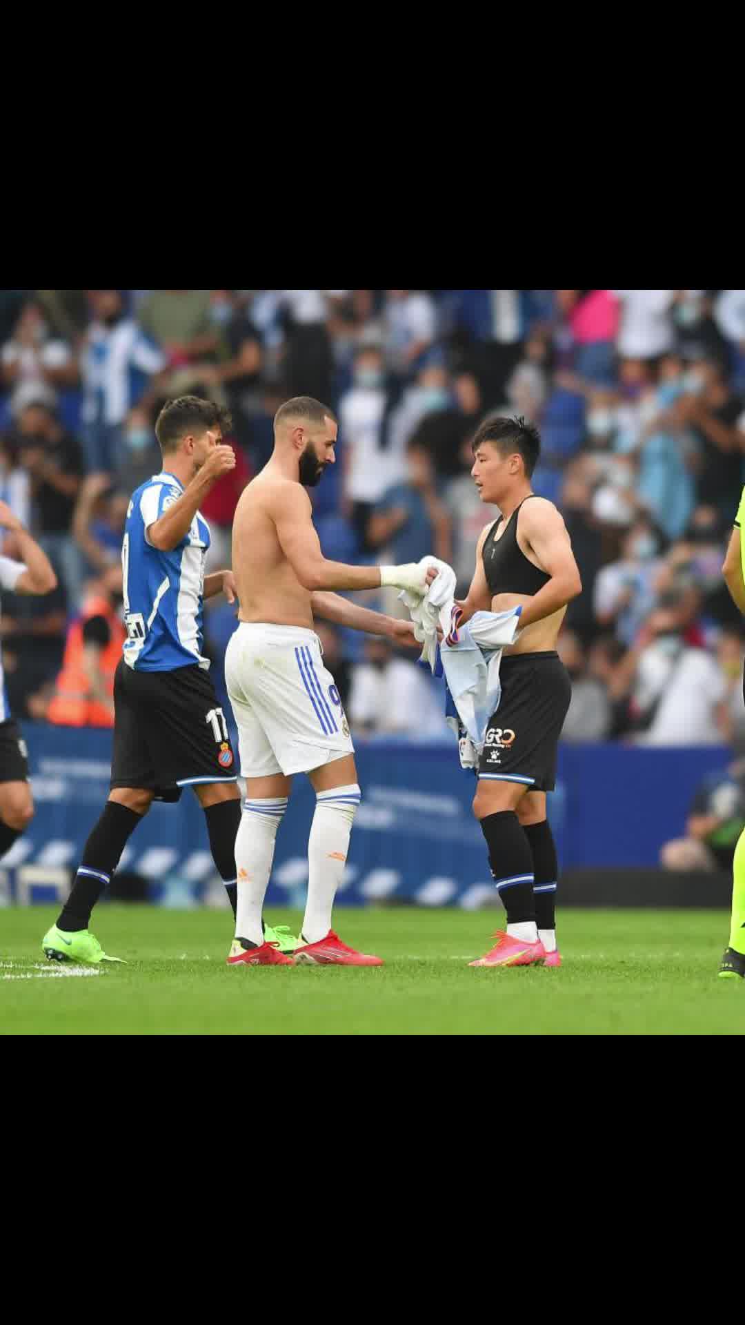 牌面！赛后武磊和本泽马交换球衣（武磊与本泽马赛后互相交换球衣）