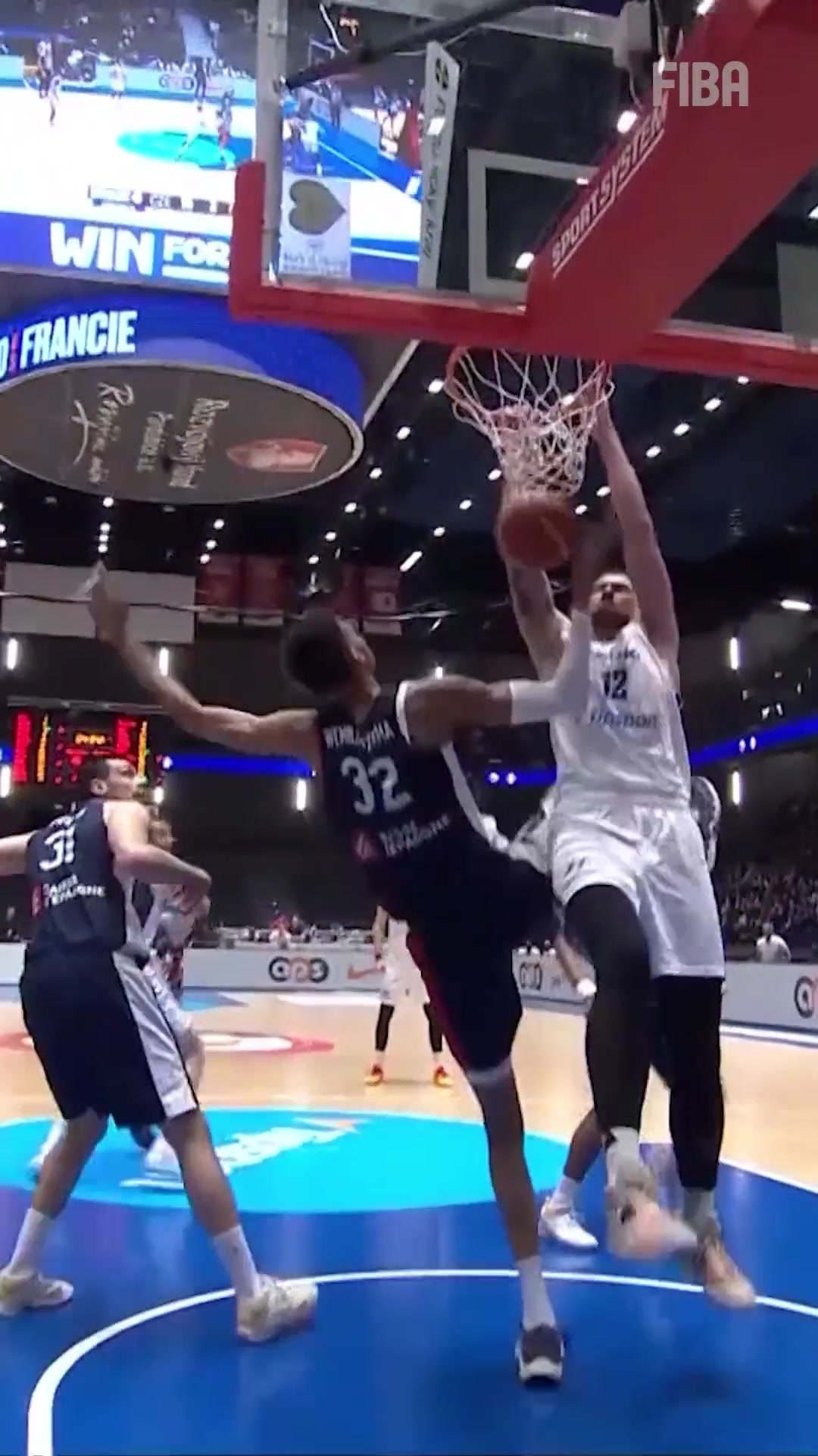 [视频直播回放]（捷克男篮中锋巴尔文）年轻人还得再练练！捷克队中锋昂德雷-巴尔文隔扣文班亚马！