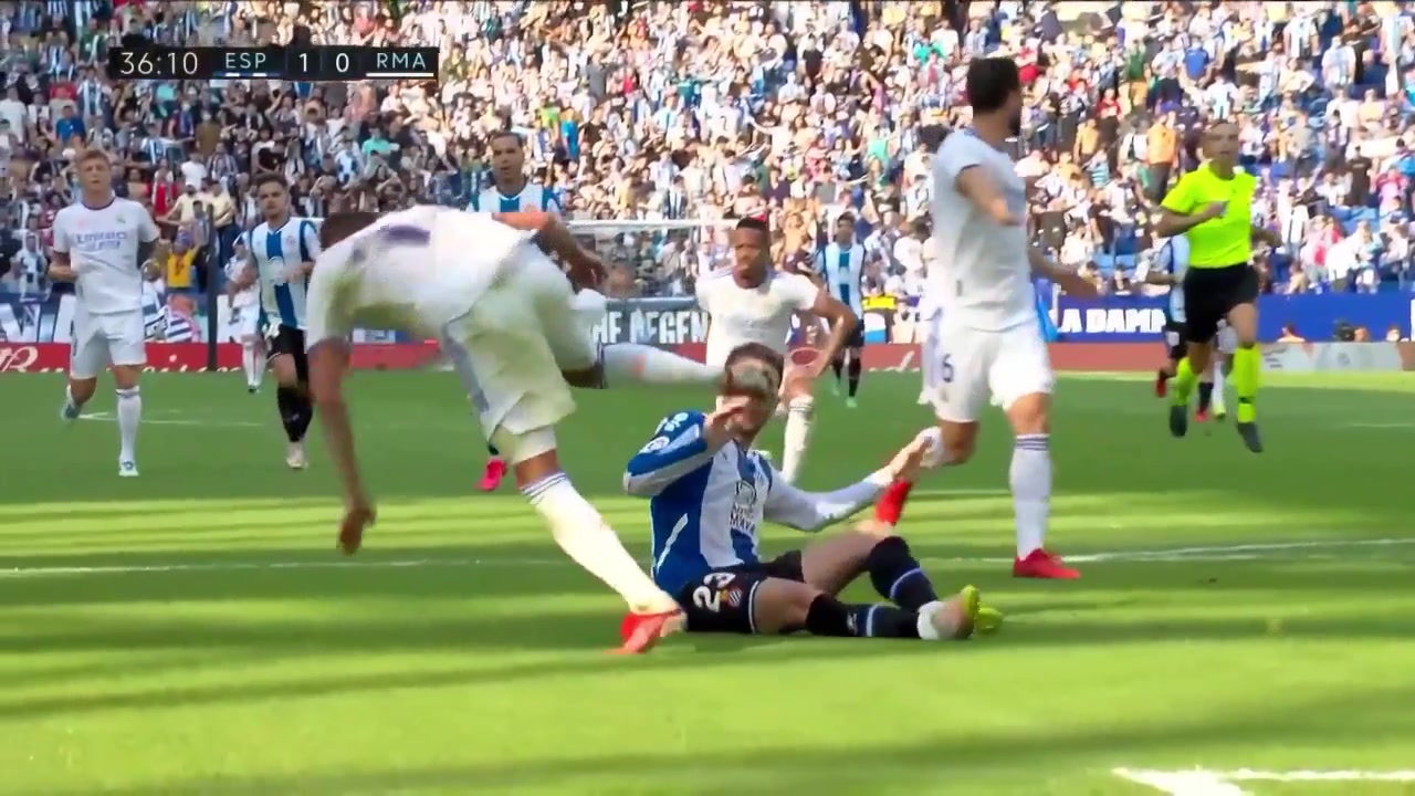 【集锦】西甲-本泽马破门武磊替补出战 西班牙人2-1力克皇马（本泽马与武磊）