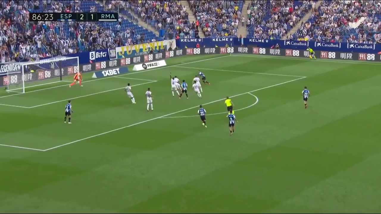 武磊禁区遭三人围抢送妙传 可惜德托马斯没能终结（武磊踢伤德托马斯）