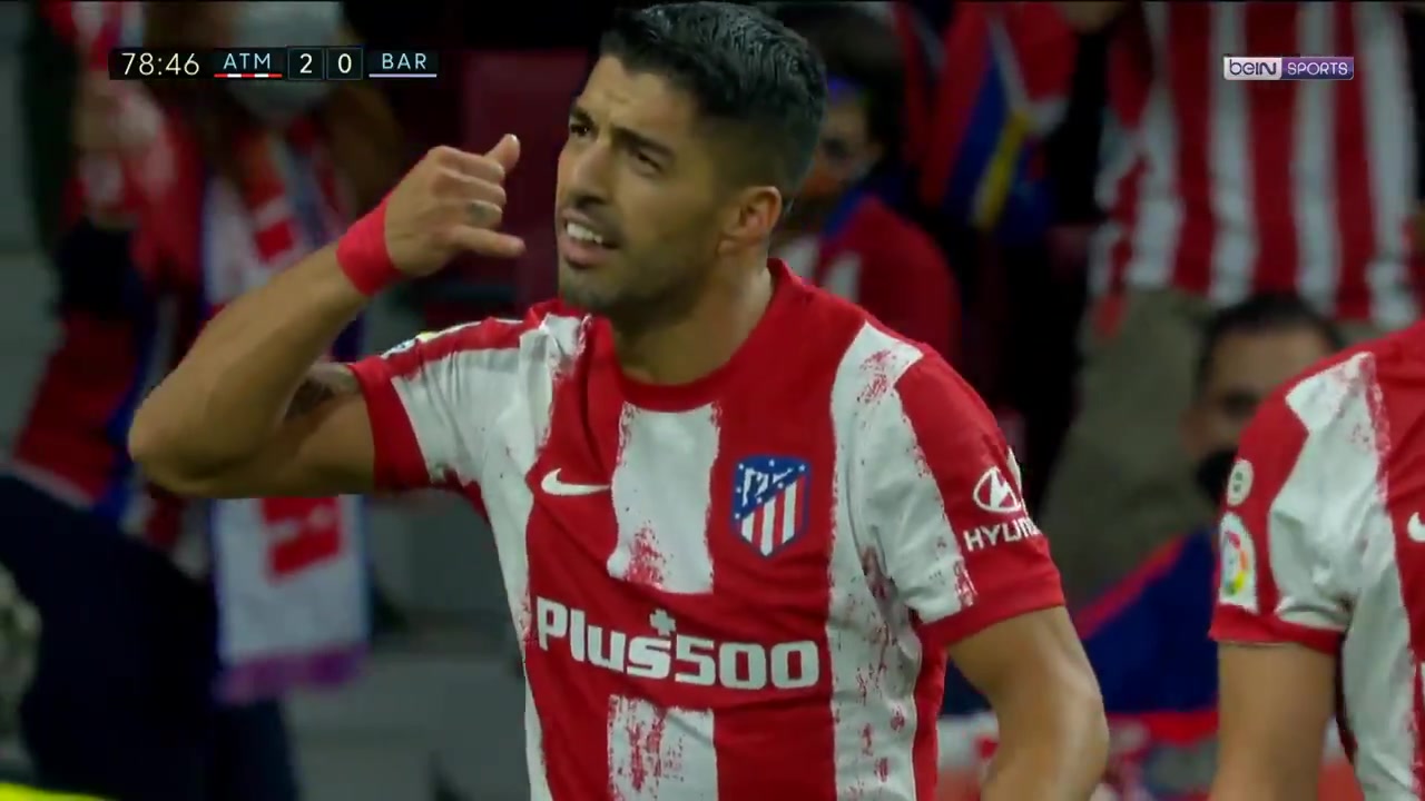 回击！苏亚雷斯朝看台比打电话手势嘲讽科曼（苏亚雷斯:打电话庆祝不是针对科曼）