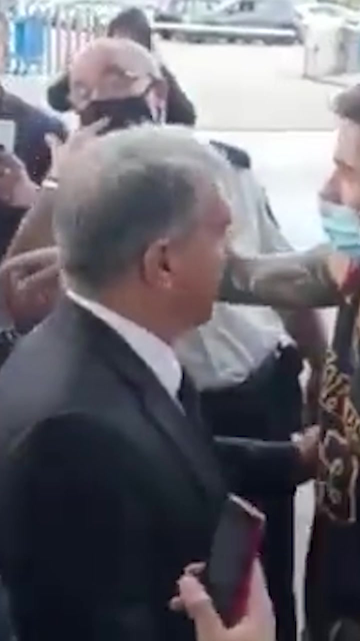 拉波尔塔和当地球迷合影，球迷：让科曼下课！（拉波尔塔已与科曼交流下赛季计划 签两中卫）