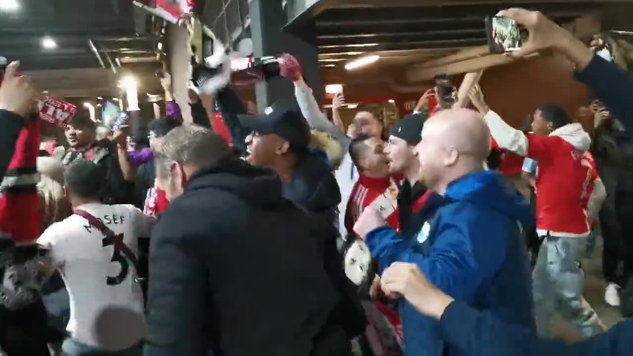 大狂欢！曼联球迷赛后场外高唱“C罗万岁”！（曼联球迷唱歌c罗）