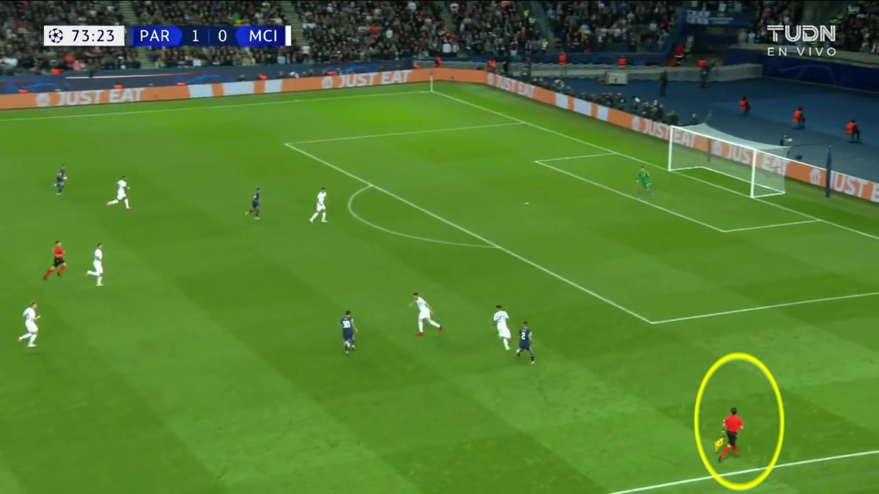 哈哈！边裁太关注梅西而跑进场内（边锋梅西）