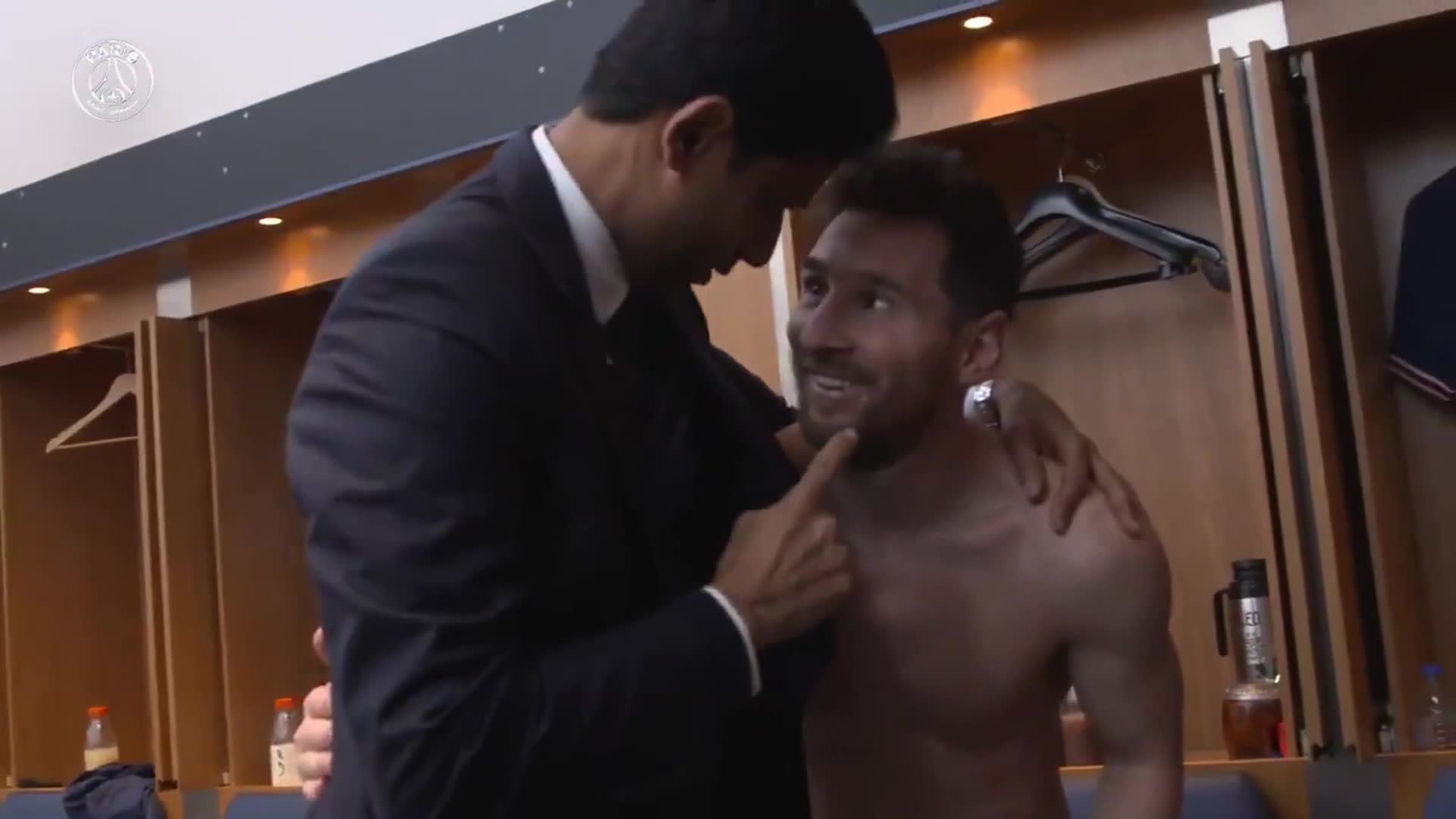 赛后巴黎主席来更衣室感谢众球员（巴黎主帅是谁）