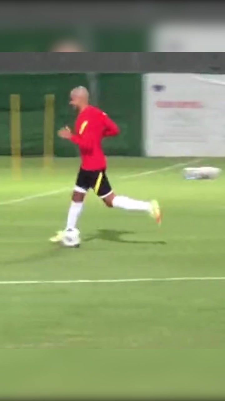 阿兰光头造型现身国足训练场（阿兰在国足踢什么位置）