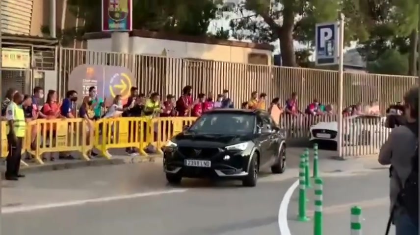 神奇小子！赛后球迷追赶法蒂的车（法蒂踢球像谁）