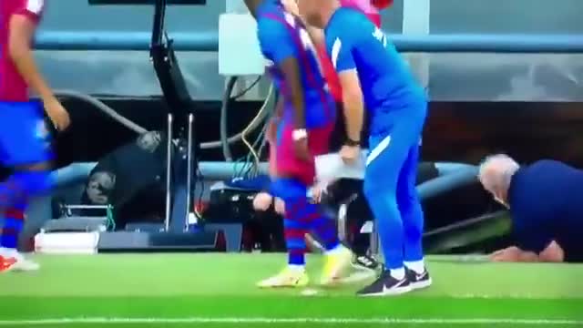有点激动！巴萨领队纳瓦尔老爷子拿换上法蒂牌子时摔倒（法国巴萨纳）